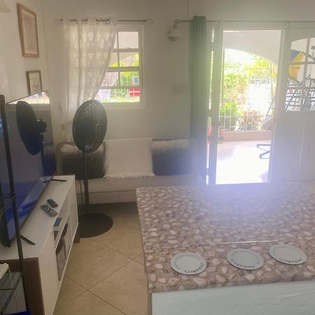 West Coast 1 Bedroom Apartment 66 - Close To Beach セントジェームス エクステリア 写真