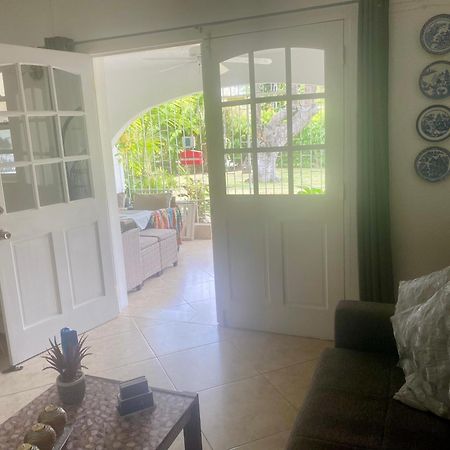 West Coast 1 Bedroom Apartment 66 - Close To Beach セントジェームス エクステリア 写真